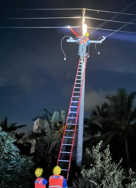 Petugas PLN UP3 Kaltara saat memperbaiki salah satu tiang listrik.