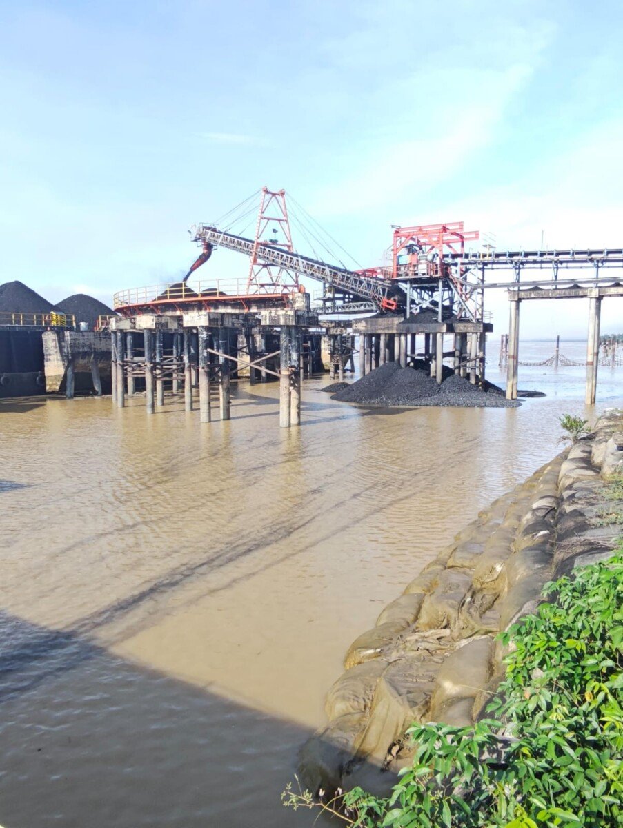 Tumpahan batu bara di sungai sesayap yang dapat mengakibatkan limbah pada sungai.