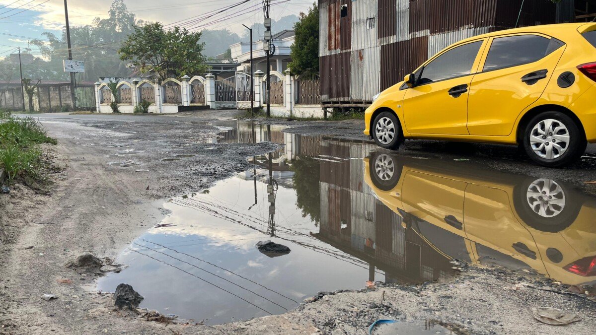 Jalan Slamet Riyadi Tarakan Barat tergenang air dan rusak.